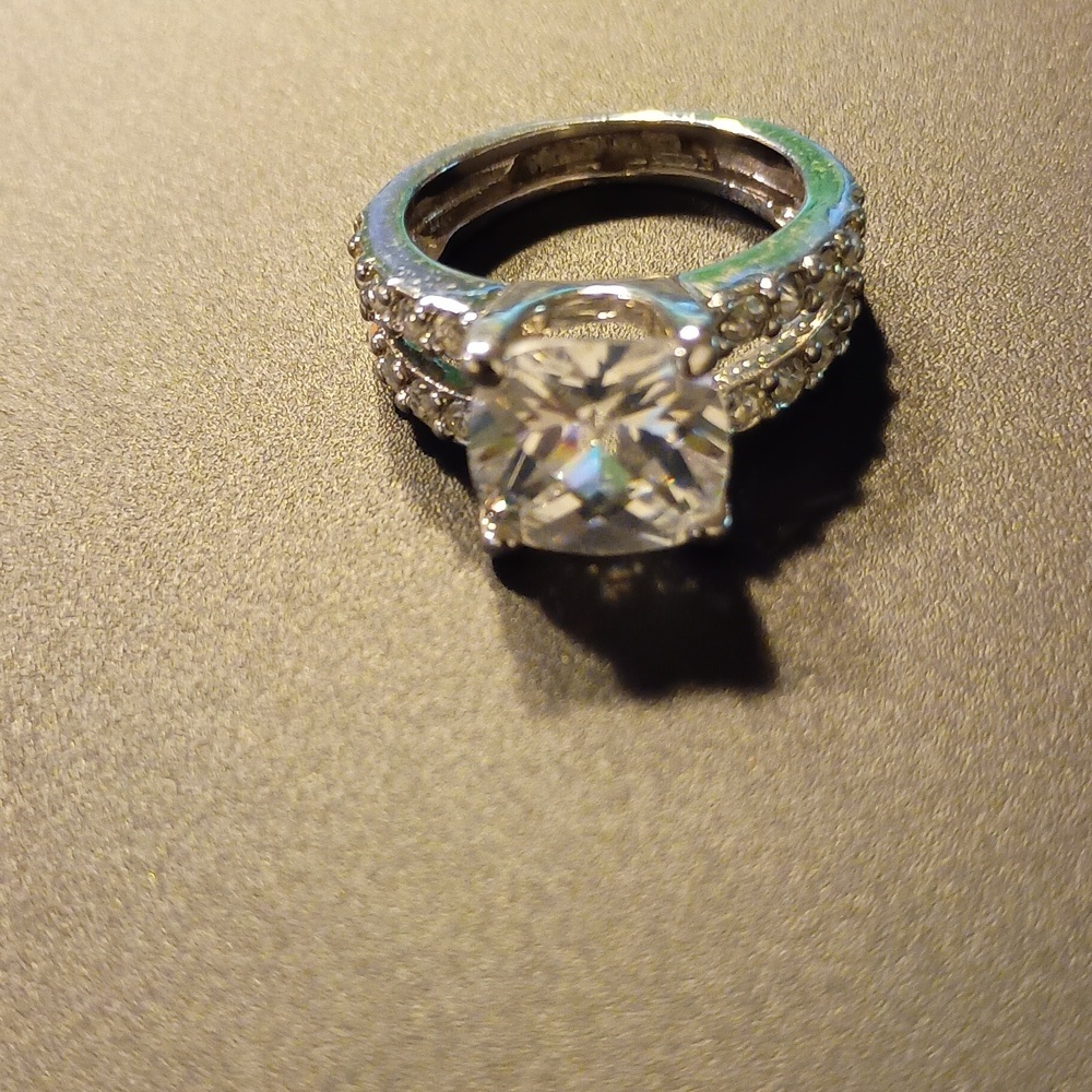 Simulated diamond ring - Picture 4 of 7